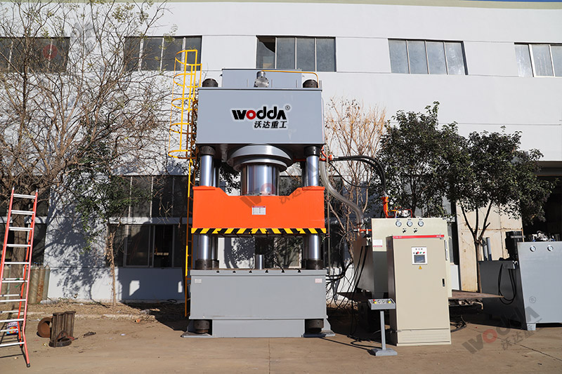 2000吨三梁四柱液压机 2000吨三梁四柱液压机