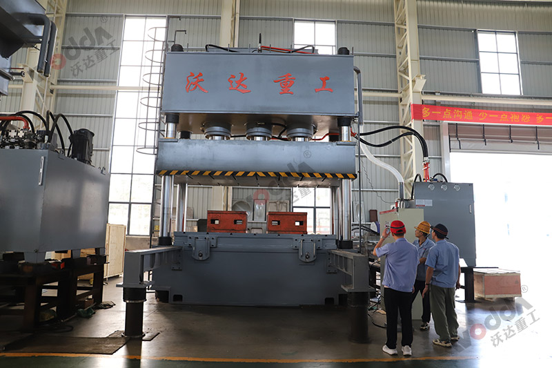 1200吨汽车配件成型液压机(带移动工作台) 1200吨汽车配件成型液压机(带移动工作台)