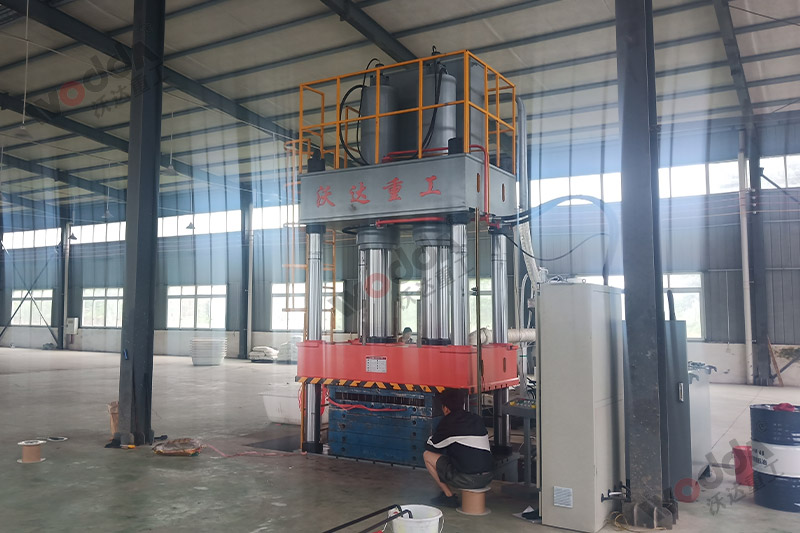 630吨塑料托盘液压机实景图 630吨塑料托盘液压机实景图