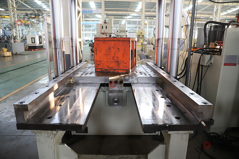 500吨四柱液压机带移动工作台 500吨四柱液压机带移动工作台