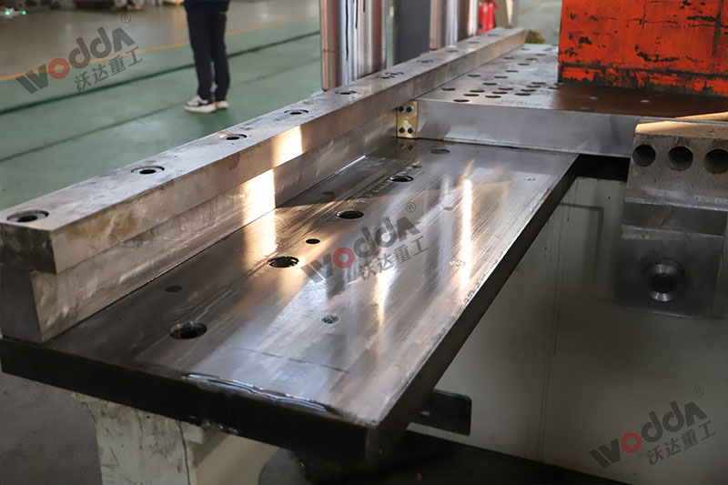 500吨四柱液压机带移动工作台 500吨四柱液压机带移动工作台