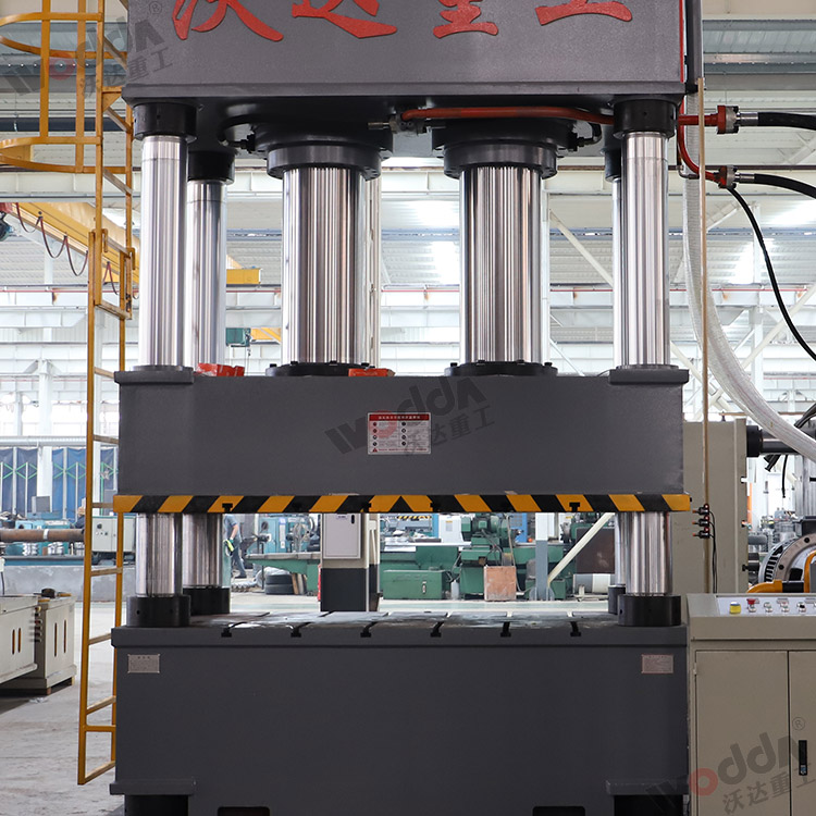 800吨液压机(四柱、工作台) 800吨液压机(四柱、工作台)