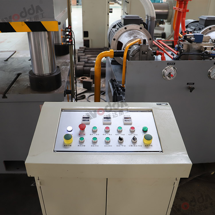 800吨液压机(集中按钮控制台) 800吨液压机(集中按钮控制台)