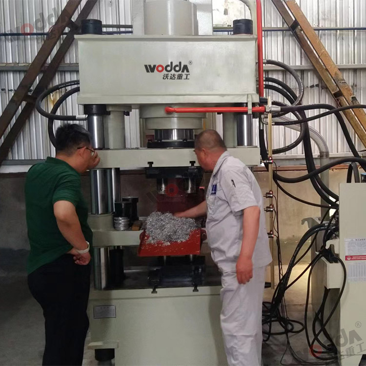 200吨压铁屑成型液压机.jpg 200吨压铁屑成型液压机.jpg