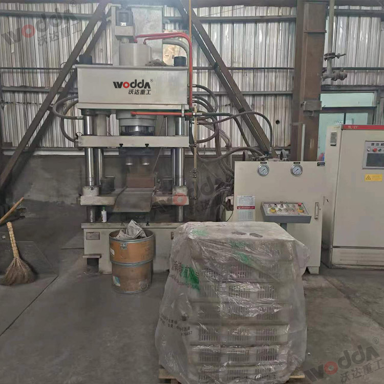 200吨压锰粉成型液压机.jpg 200吨压锰粉成型液压机.jpg