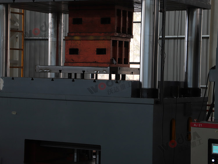 1500吨四柱液压机(液压垫).jpg 1500吨四柱液压机(液压垫).jpg