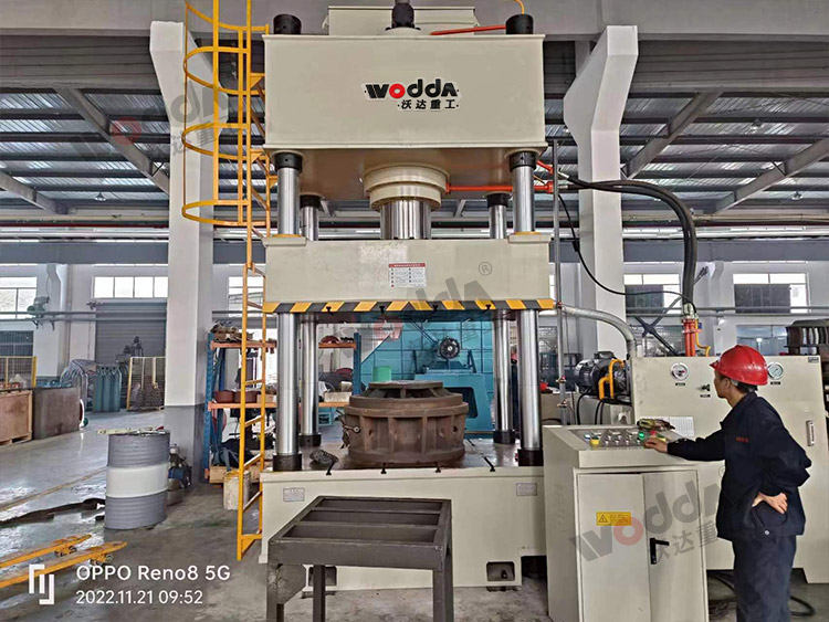 315吨汽车配件液压机(图1) 315吨汽车配件液压机(图1)