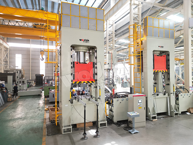 630吨框架式液压机(两台) 630吨框架式液压机(两台)