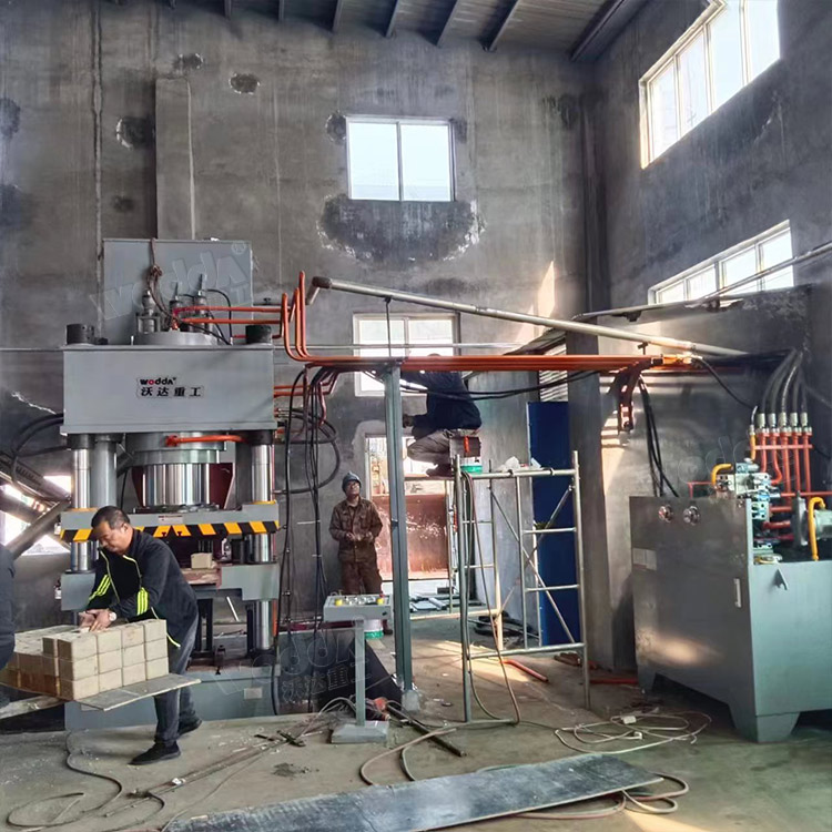 630吨牛羊舔砖液压机 630吨牛羊舔砖液压机