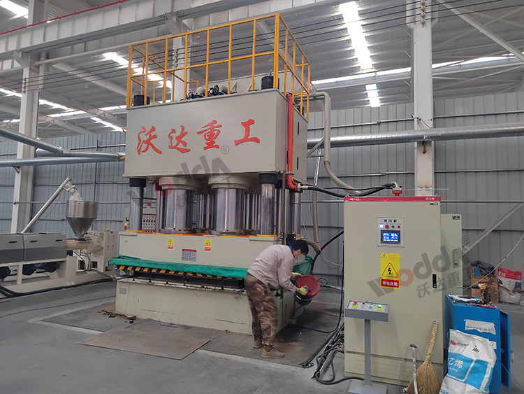 复合滤芯板液压机客户现场 复合滤芯板液压机客户现场