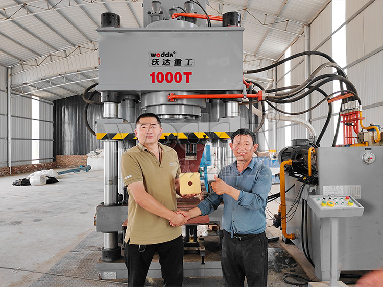 全自动盐砖机试机成功 全自动盐砖机试机成功