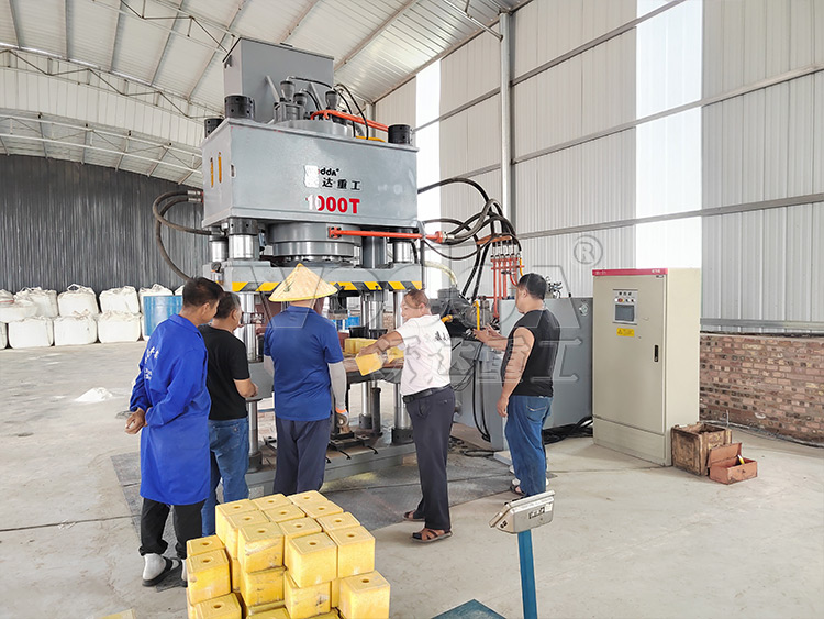 牛羊舔砖液压机试机 牛羊舔砖液压机试机