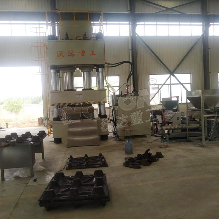 800吨四柱液压机模压塑料托盘客户现场.jpg 800吨四柱液压机模压塑料托盘客户现场.jpg