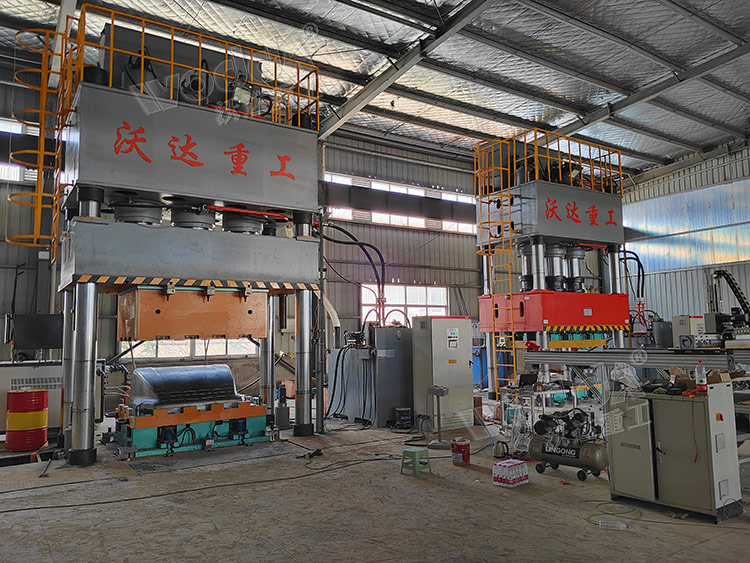 1500吨SMC汽车导流罩成型液压机客户现场 1500吨SMC汽车导流罩成型液压机客户现场