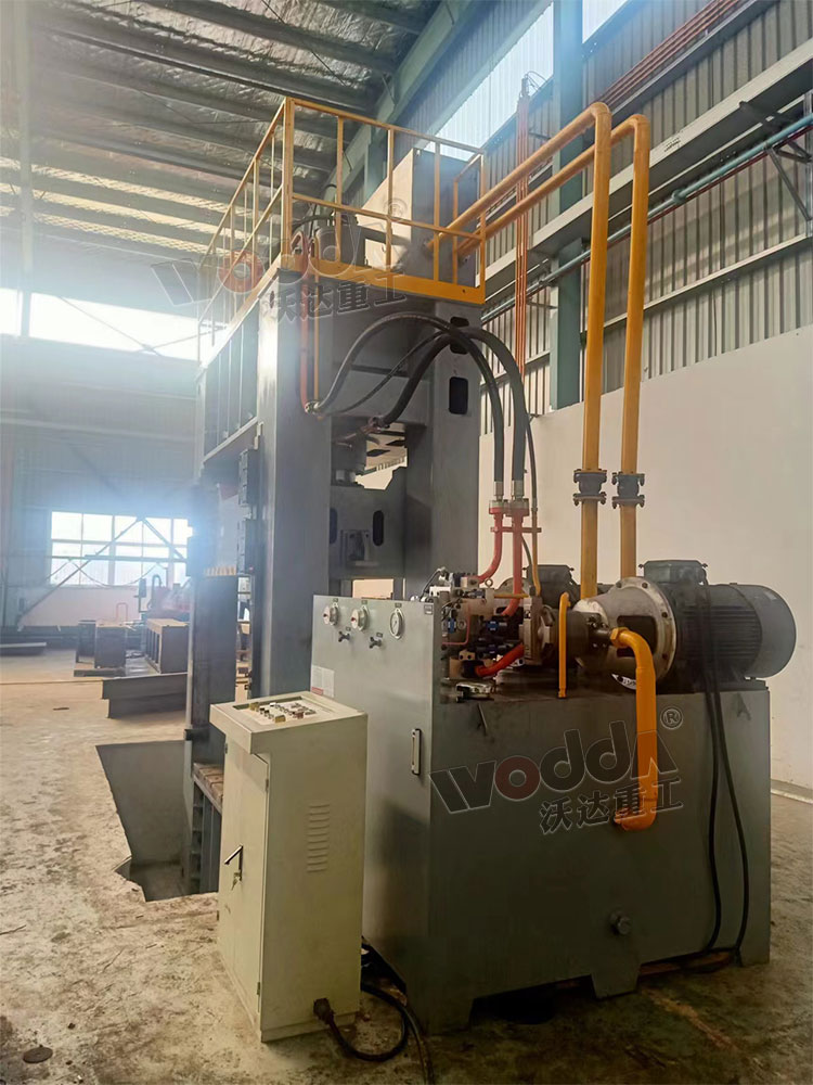 800吨框架液压机安装完成 800吨框架液压机安装完成