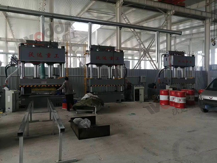 315吨复合漏粪板液压机使用现场 315吨复合漏粪板液压机使用现场