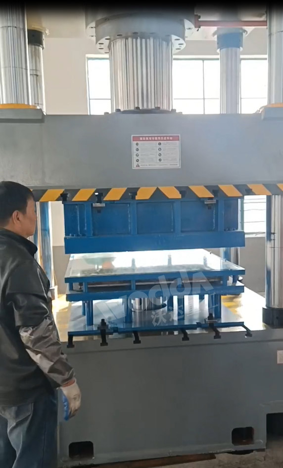 500吨四柱液压机冲压不锈钢水箱板 500吨四柱液压机冲压不锈钢水箱板