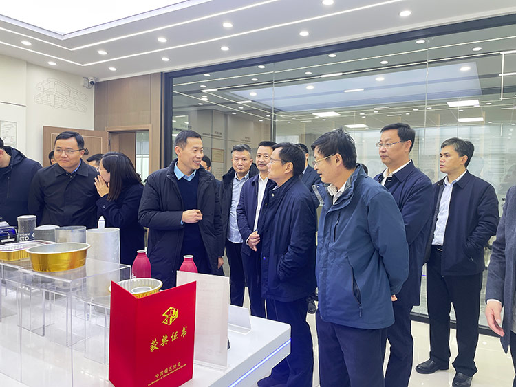 滕州市政协副主席董鸿洋听取必一运动bsport体育重工董事长刘卫东项目推进情况 滕州市政协副主席董鸿洋听取必一运动bsport体育重工董事长刘卫东项目推进情况