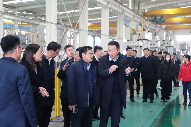 滕州市政协副主席董鸿洋听取必一运动bsport体育重工董事长刘卫东项目推进情况 滕州市政协副主席董鸿洋听取必一运动bsport体育重工董事长刘卫东项目推进情况