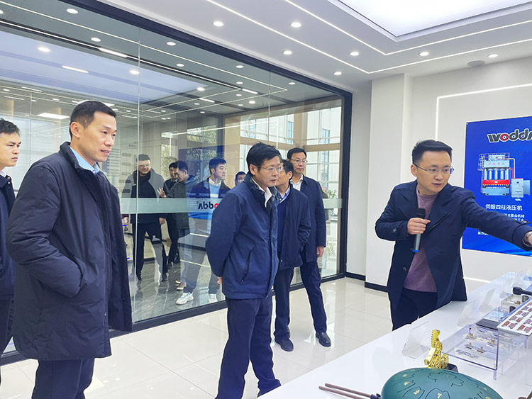 滕州市政协副主席董鸿洋一行考察必一运动bsport体育重工现场 滕州市政协副主席董鸿洋一行考察必一运动bsport体育重工现场