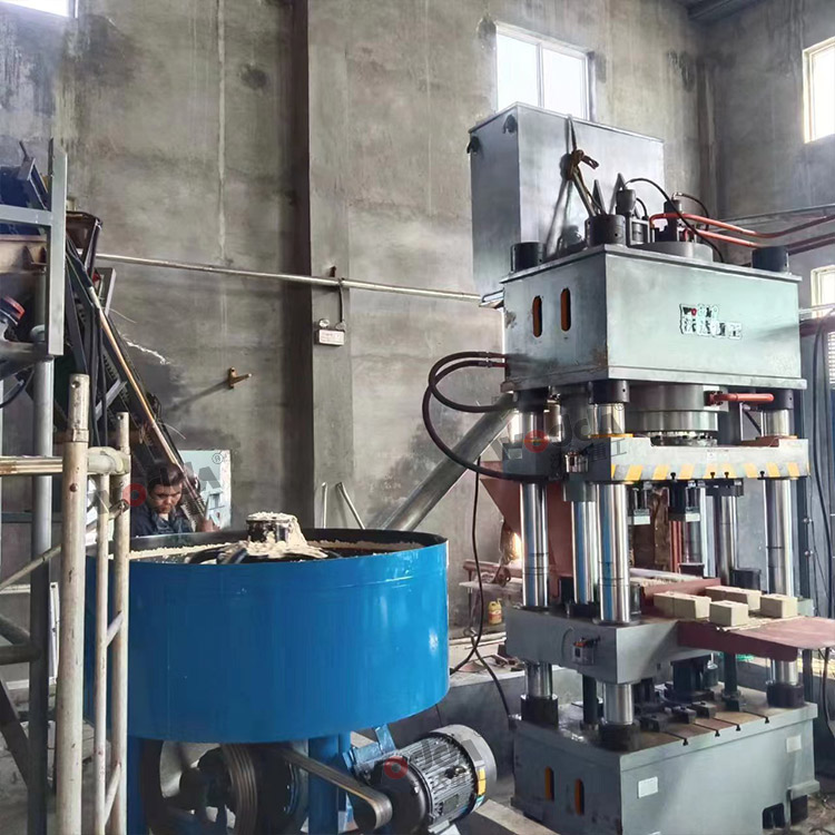 客户630吨四柱液压机加工盐砖现场 客户630吨四柱液压机加工盐砖现场