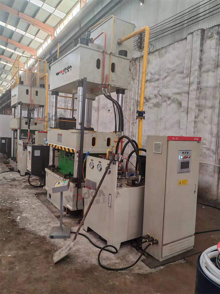 400吨石英石水槽液压机现场 400吨石英石水槽液压机现场