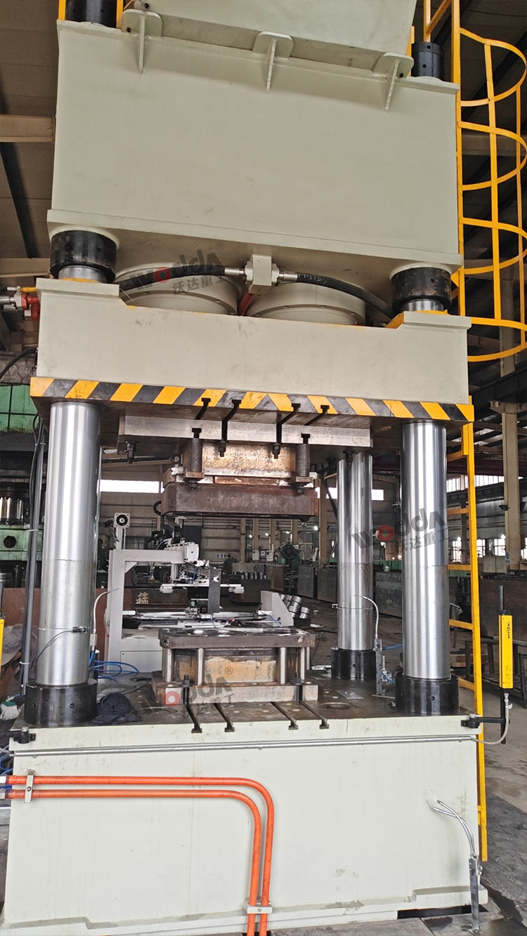 630吨四柱液压机冲压金属板材现场 630吨四柱液压机冲压金属板材现场