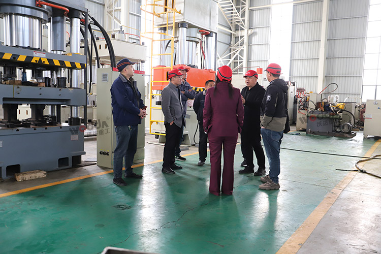 天津援疆项目组参观车间 天津援疆项目组参观车间