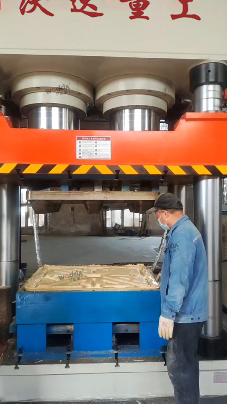 开模取出木屑托盘 开模取出木屑托盘