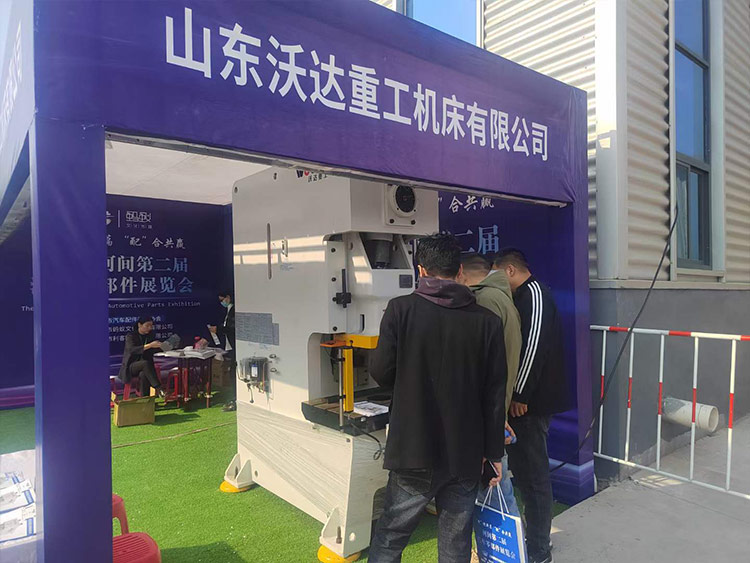 山东必一运动bsport体育重工机床有限公司苏经理为用户介绍设备 山东必一运动bsport体育重工机床有限公司苏经理为用户介绍设备