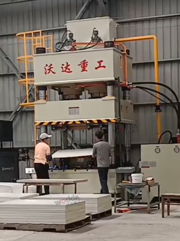 630吨复合材料成型液压机客户现场 630吨复合材料成型液压机客户现场