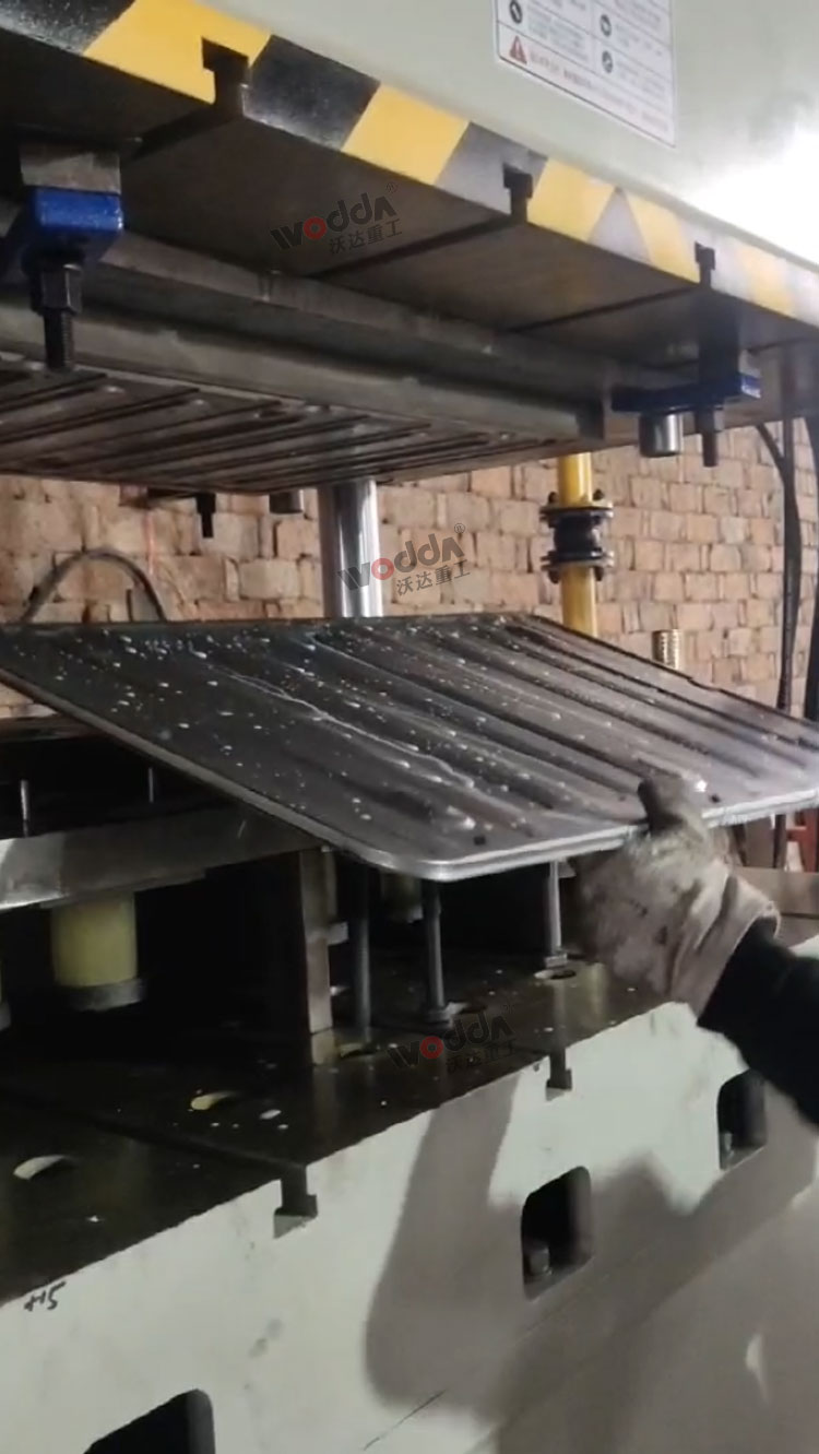 200吨四柱液压机冲压节能灯后壳成型 200吨四柱液压机冲压节能灯后壳成型