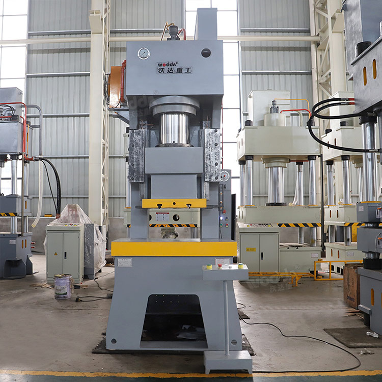 250吨液压冲床车间实拍.jpg 250吨液压冲床车间实拍.jpg