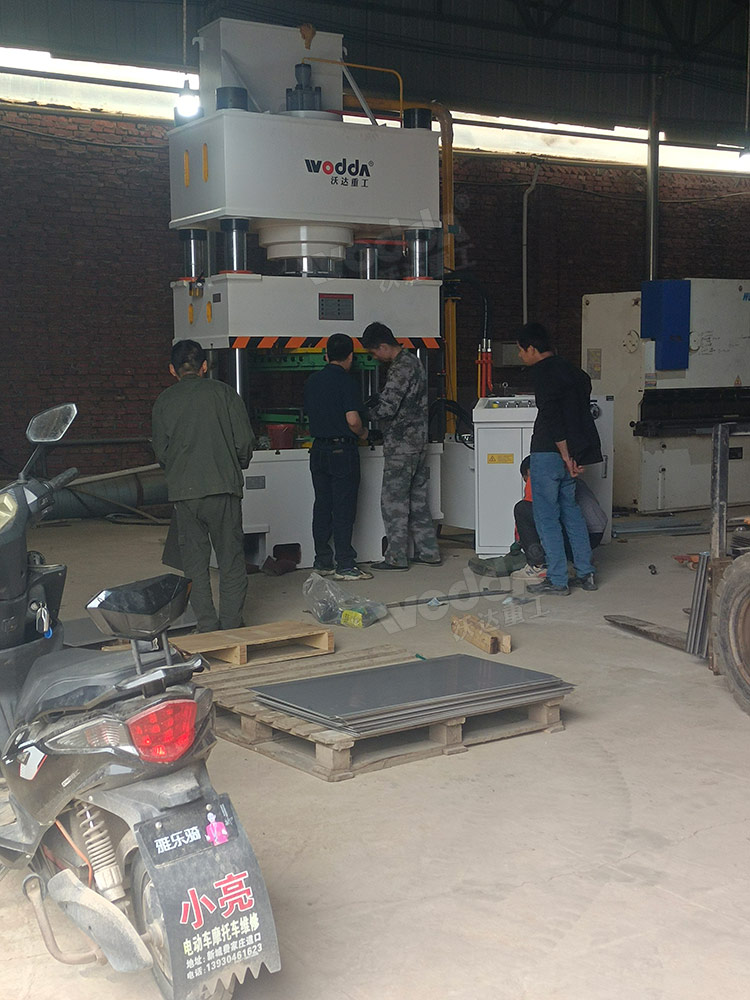 400吨不锈钢水箱板液压机试机 400吨不锈钢水箱板液压机试机