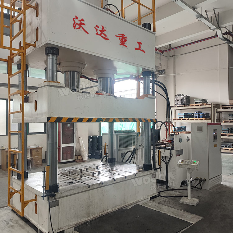 500吨四柱液压机安装完成 500吨四柱液压机安装完成