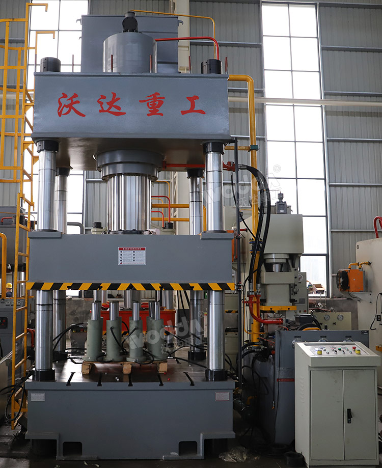 630吨四柱液压机车间实物 630吨四柱液压机车间实物