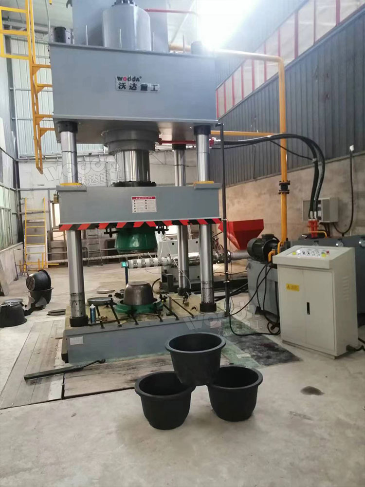 500吨热压塑料花盆成型液压机客户现场 500吨热压塑料花盆成型液压机客户现场