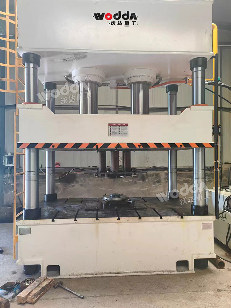 500吨农机配件冲压成型液压机现场 500吨农机配件冲压成型液压机现场