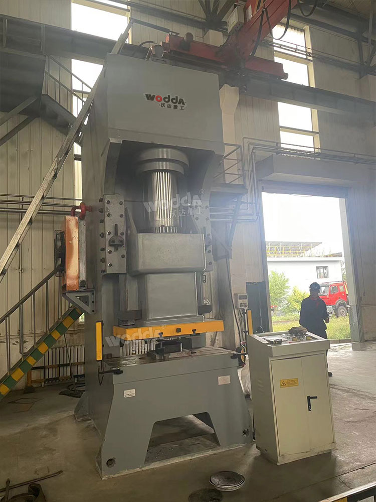 400吨油压冲床现场 400吨油压冲床现场