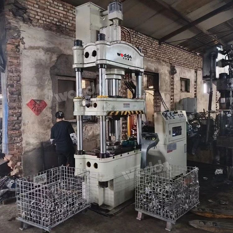 200吨汽车发电机爪极成型液压机现场 200吨汽车发电机爪极成型液压机现场