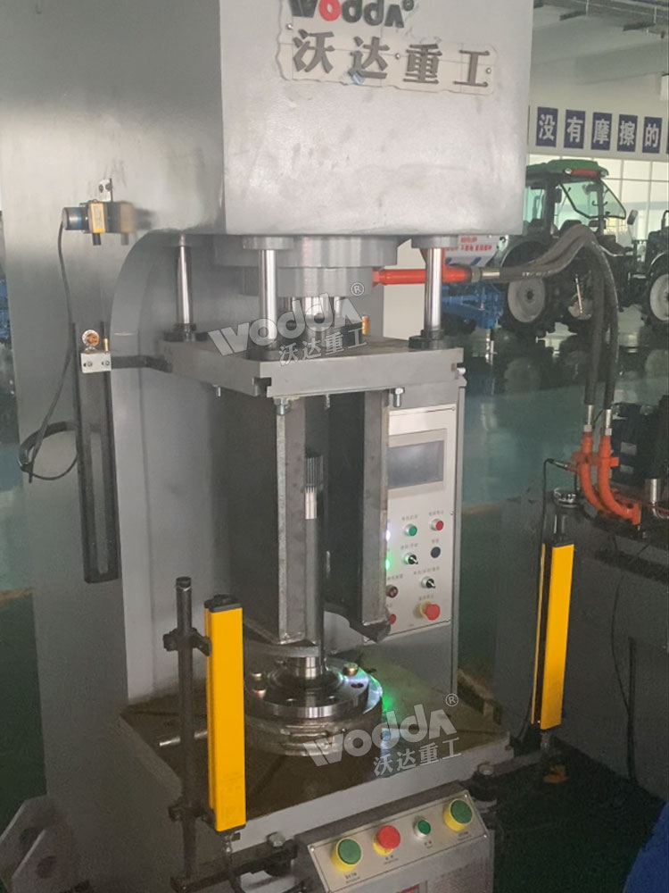 63吨单柱压装液压机现场 63吨单柱压装液压机现场