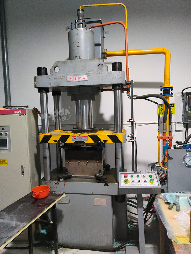 125吨四柱液压机 125吨四柱液压机