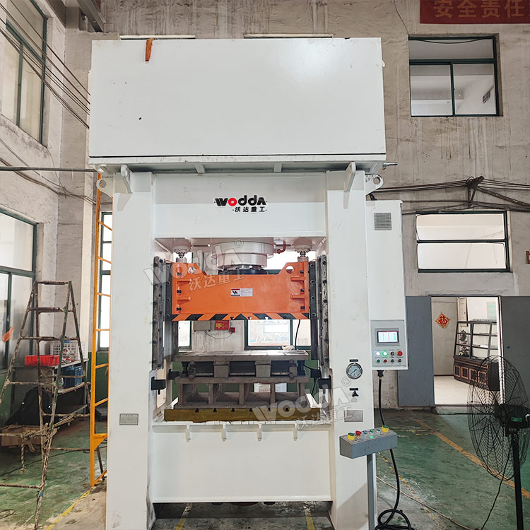 315吨框架式薄板拉伸液压机现场 315吨框架式薄板拉伸液压机现场