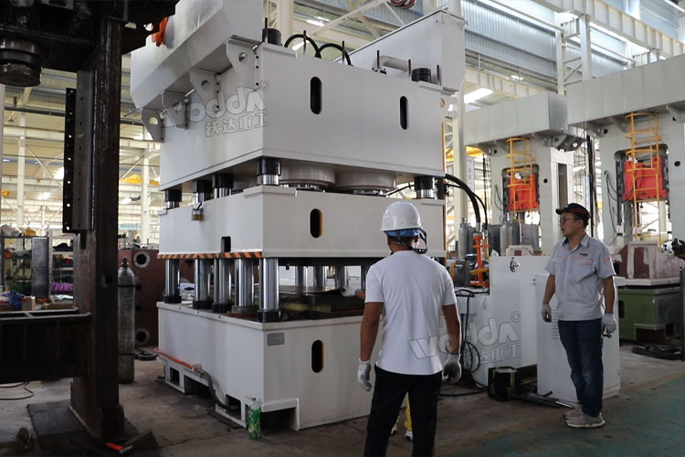 2400吨钢木门压花机试机 2400吨钢木门压花机试机