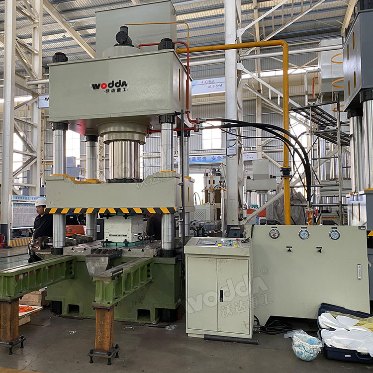 630吨PE头盔成型液压机 630吨PE头盔成型液压机