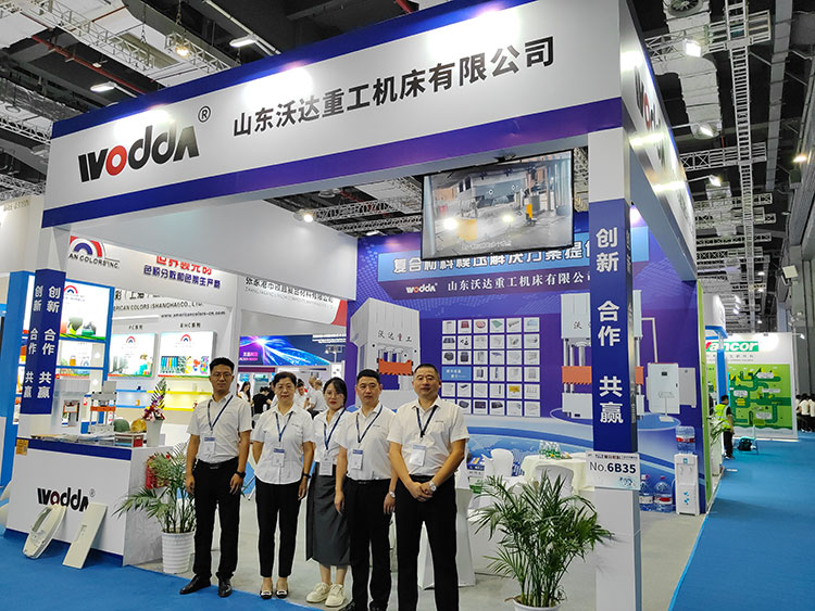 销售经理黄华与苏海滨带队参展 销售经理黄华与苏海滨带队参展