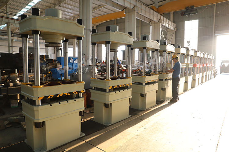 液压机.jpg 液压机.jpg