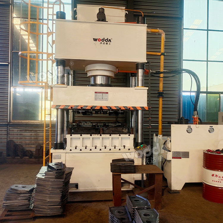 500吨挂车悬架支架冲压液压机现场 500吨挂车悬架支架冲压液压机现场