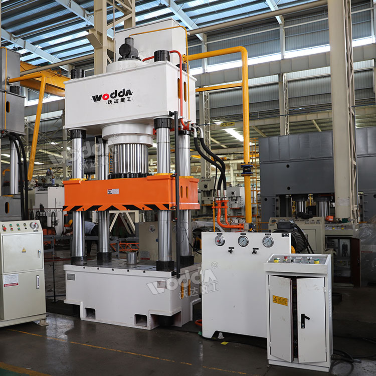 630吨三梁四柱液压机车间实物 630吨三梁四柱液压机车间实物