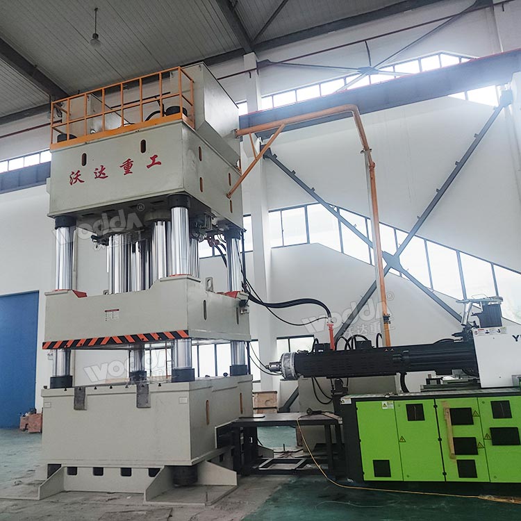 2000吨四柱液压机.jpg 2000吨四柱液压机.jpg